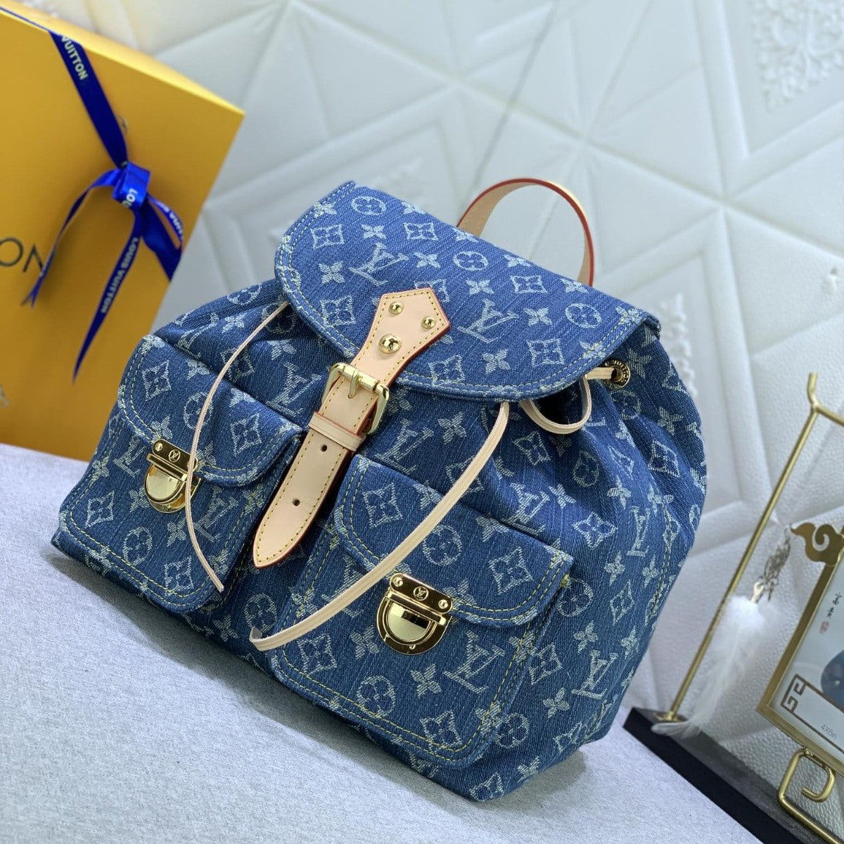 Pronta Entrega – Mochila Modelo Louis Vuitton Monogram Denim Logo Gold Tan