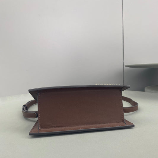 Pronta Entrega – Bolsa Modelo Jacquemus Le Chiquito Moyen