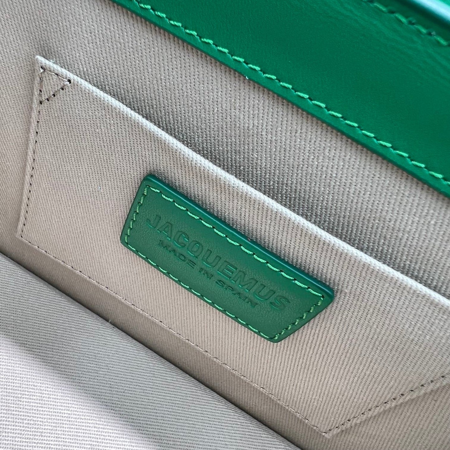 Pronta Entrega – Bolsa Modelo Jacquemus Le Chiquito Moyen