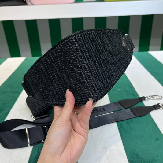 Pronta Entrega – Bolsa Modelo Prada Bandoleira Triangular em Ráfia