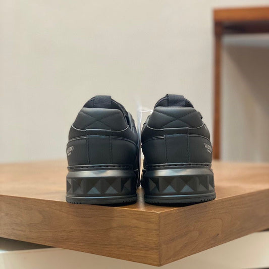 Pronta Entrega – Tênis Modelo Valentino