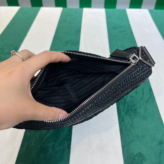 Pronta Entrega – Bolsa Modelo Prada Bandoleira Triangular em Ráfia
