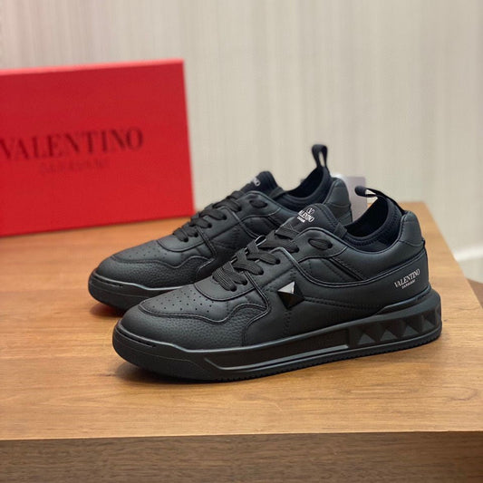 Pronta Entrega – Tênis Modelo Valentino