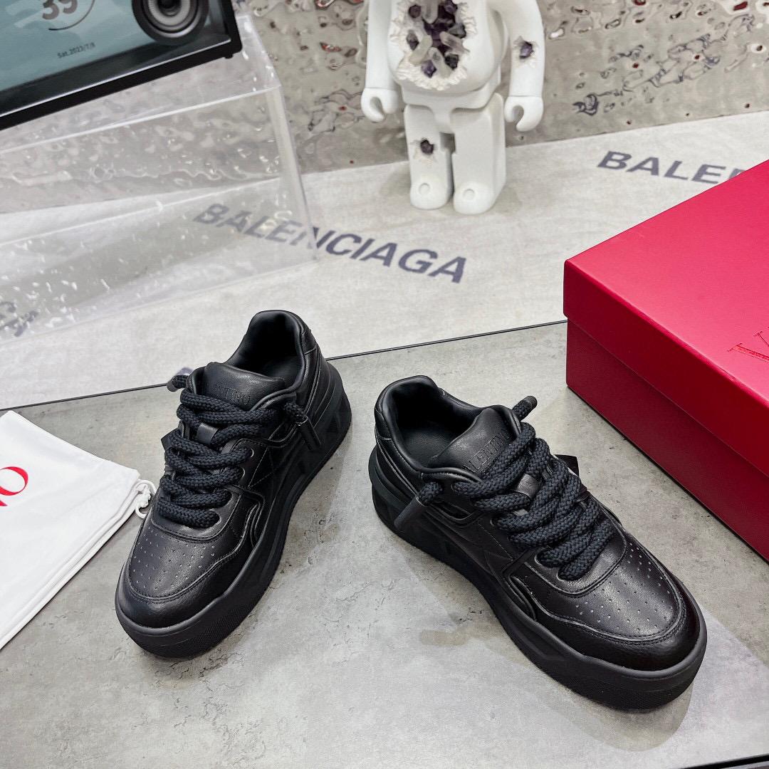 Pronta Entrega – Tênis Modelo Valentino