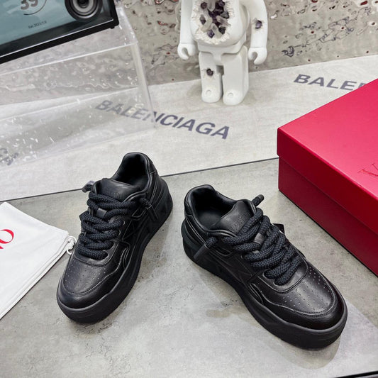 Pronta Entrega – Tênis Modelo Valentino