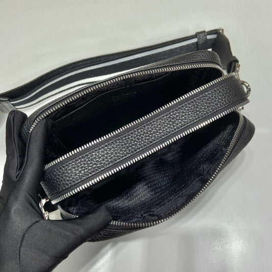Pronta Entrega – Bolsa Modelo Prada em Couro com Alça de Ombro