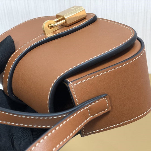 Pronta Entrega – PRONTA-ENTREGA – Bolsa Modelo Celine Clutch on Strap