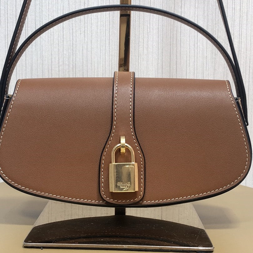 Pronta Entrega – PRONTA-ENTREGA – Bolsa Modelo Celine Clutch on Strap