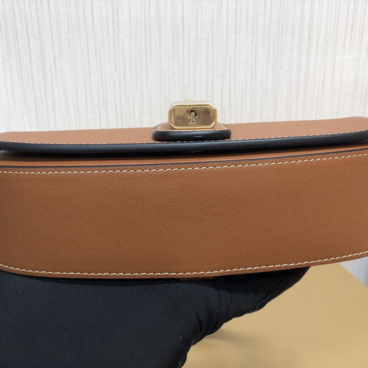 Pronta Entrega – PRONTA-ENTREGA – Bolsa Modelo Celine Clutch on Strap
