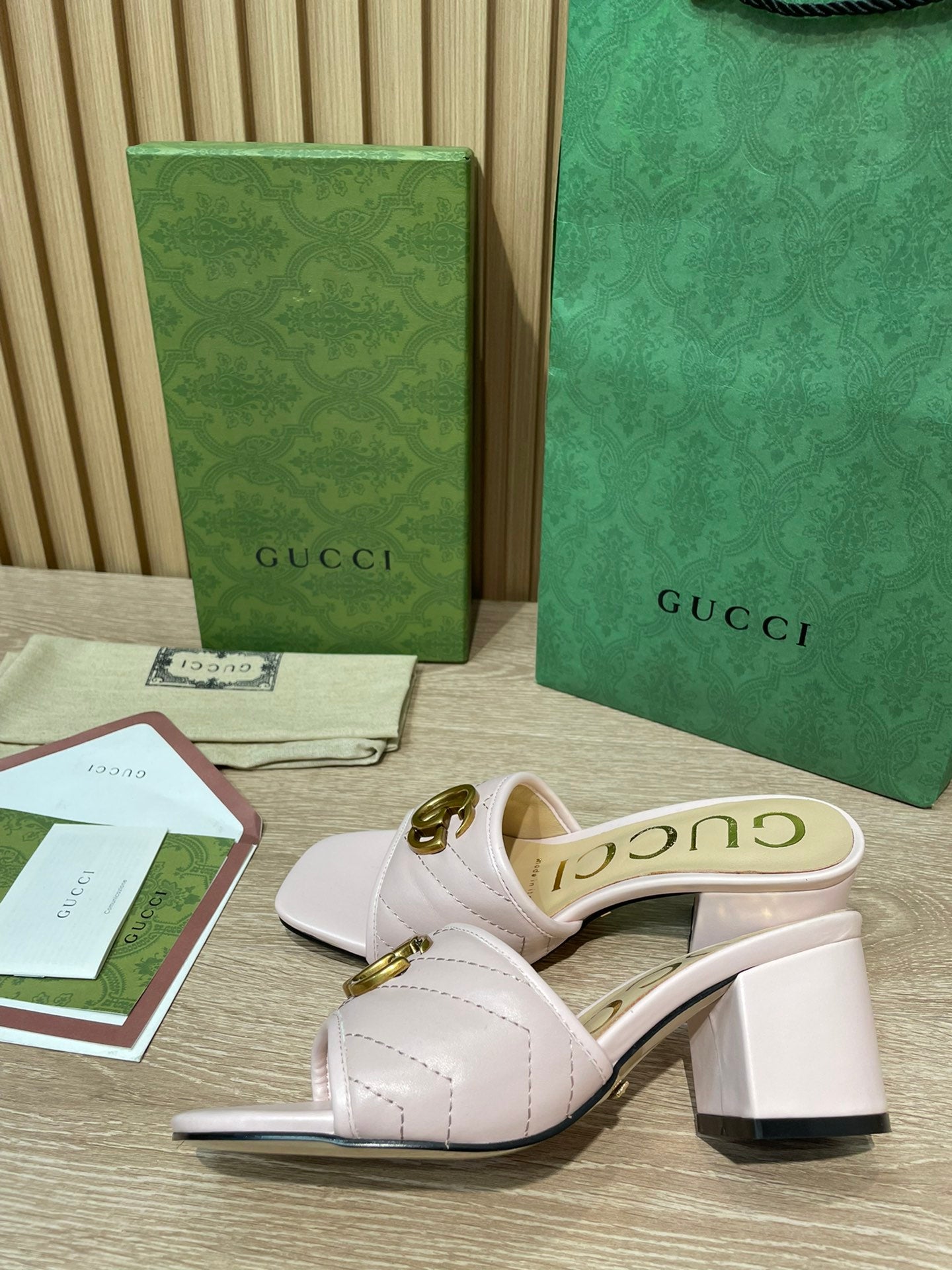 Pronta Entrega – Slide Modelo Gucci Matelassê com Placa de Logo