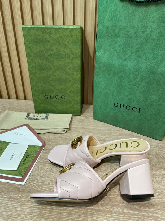Pronta Entrega – Slide Modelo Gucci Matelassê com Placa de Logo