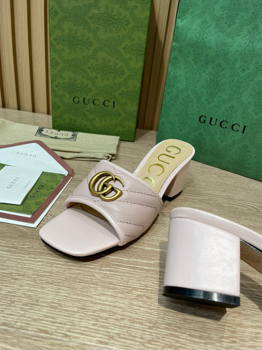 Pronta Entrega – Slide Modelo Gucci Matelassê com Placa de Logo