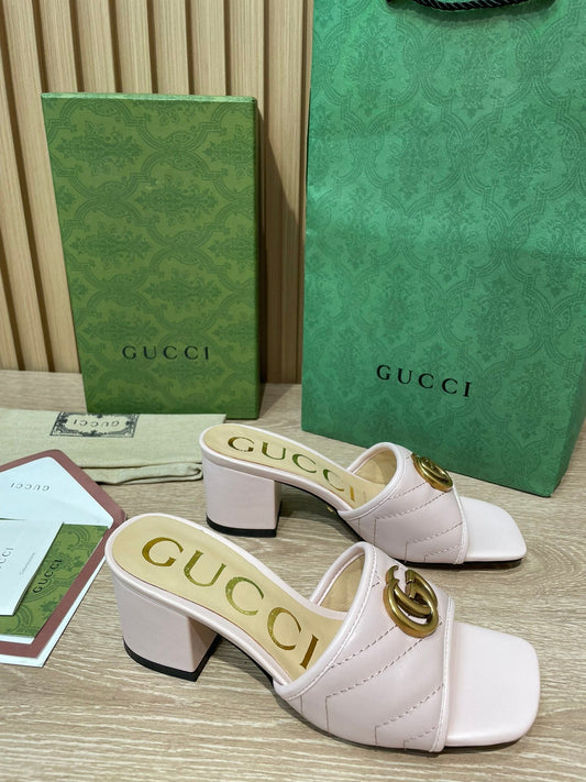 Pronta Entrega – Slide Modelo Gucci Matelassê com Placa de Logo