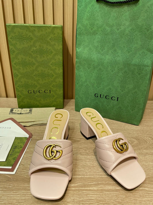 Pronta Entrega – Slide Modelo Gucci Matelassê com Placa de Logo