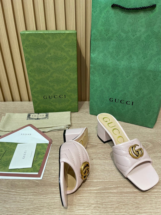 Pronta Entrega – Slide Modelo Gucci Matelassê com Placa de Logo