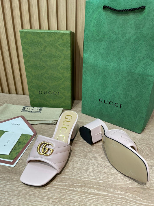 Pronta Entrega – Slide Modelo Gucci Matelassê com Placa de Logo