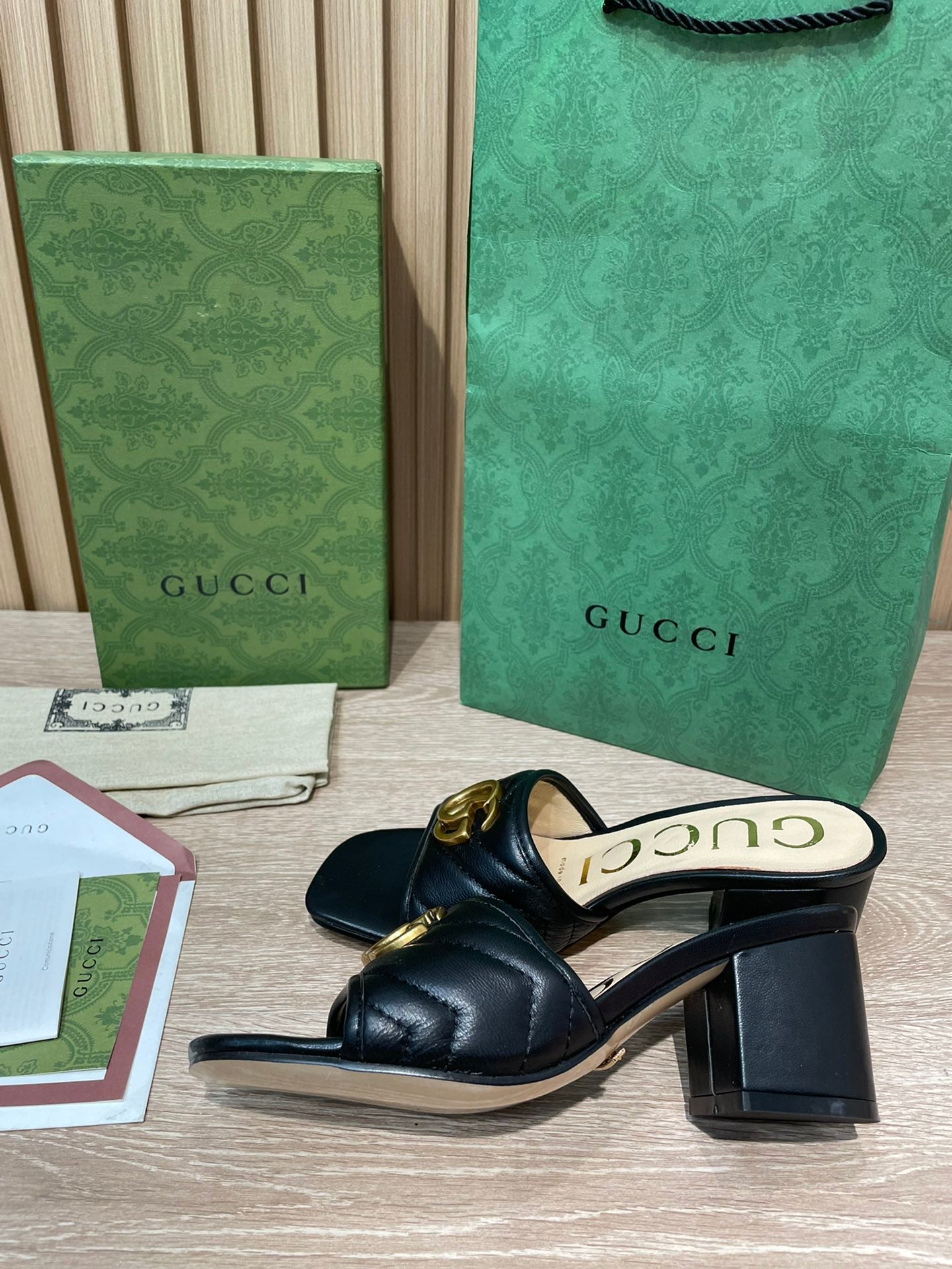 Pronta Entrega – Slide Modelo Gucci Matelassê com Placa de Logo
