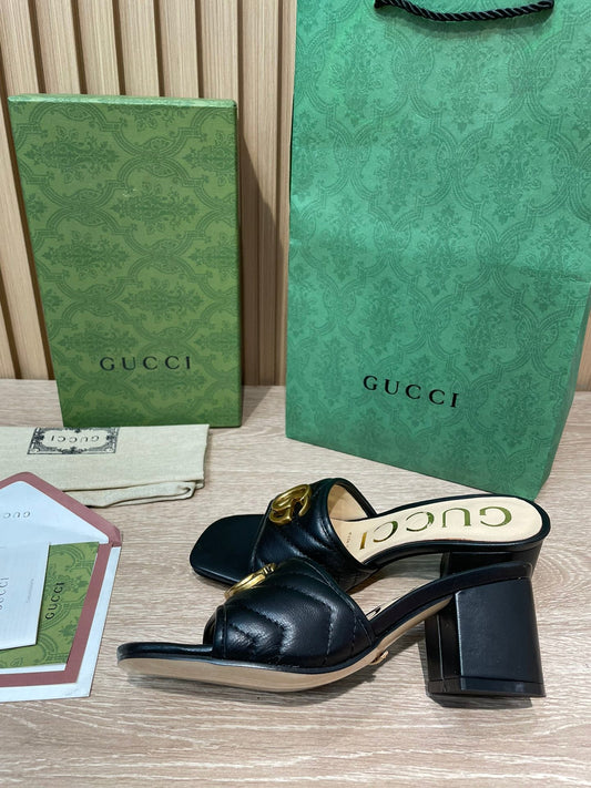 Pronta Entrega – Slide Modelo Gucci Matelassê com Placa de Logo