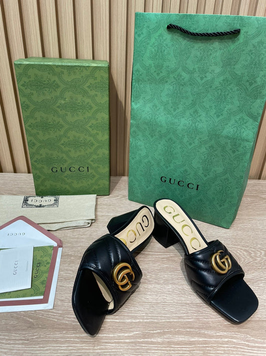 Pronta Entrega – Slide Modelo Gucci Matelassê com Placa de Logo