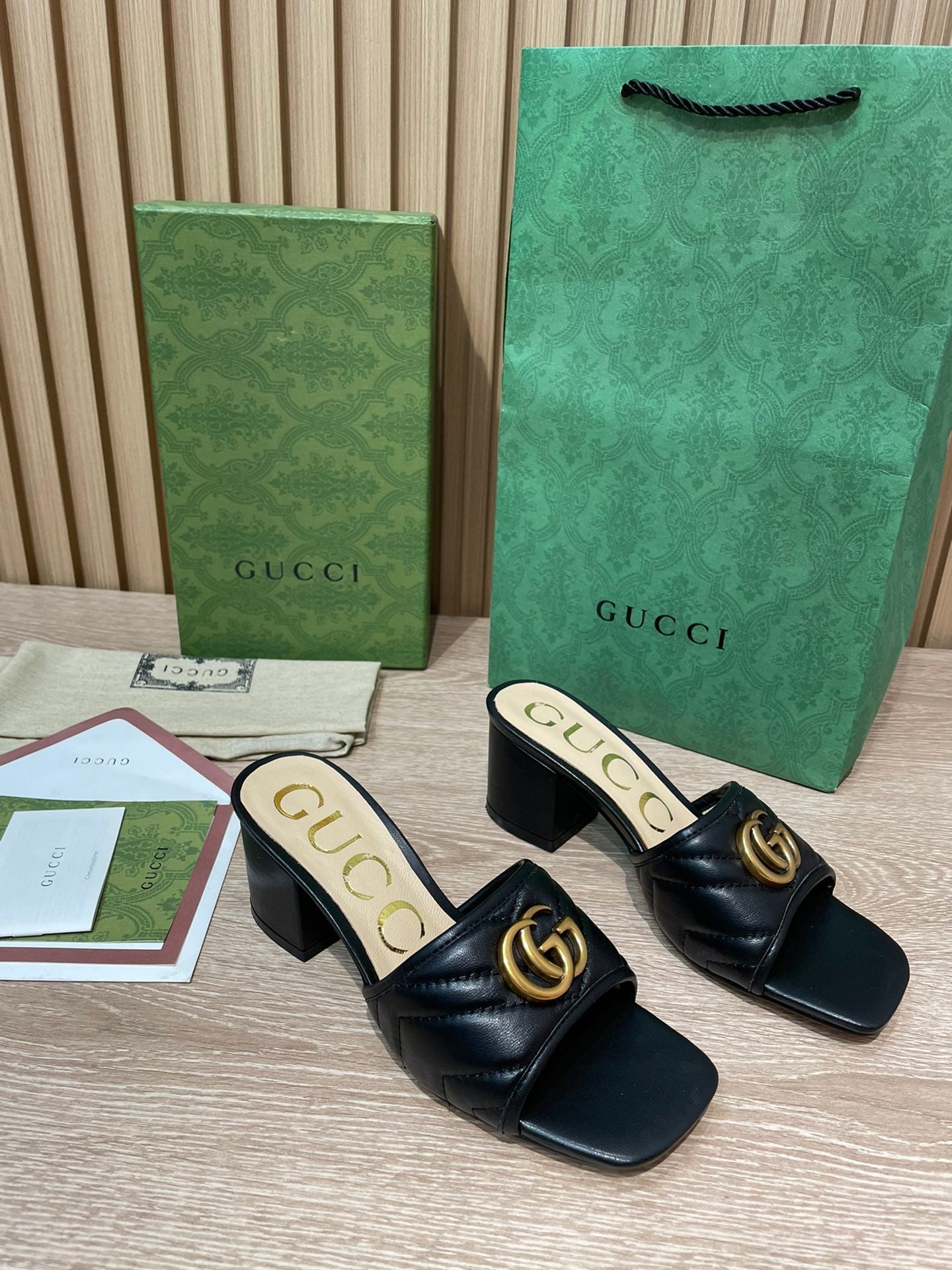 Pronta Entrega – Slide Modelo Gucci Matelassê com Placa de Logo
