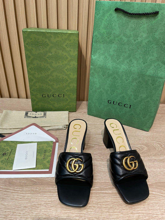 Pronta Entrega – Slide Modelo Gucci Matelassê com Placa de Logo
