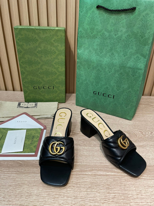 Pronta Entrega – Slide Modelo Gucci Matelassê com Placa de Logo