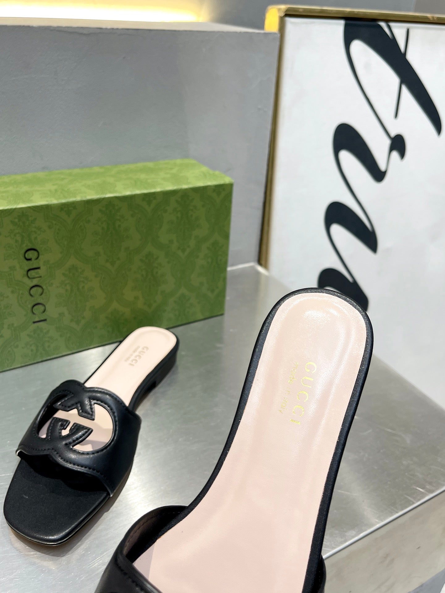 Pronta Entrega – Sandália Modelo Gucci de Couro com Logo Vazado