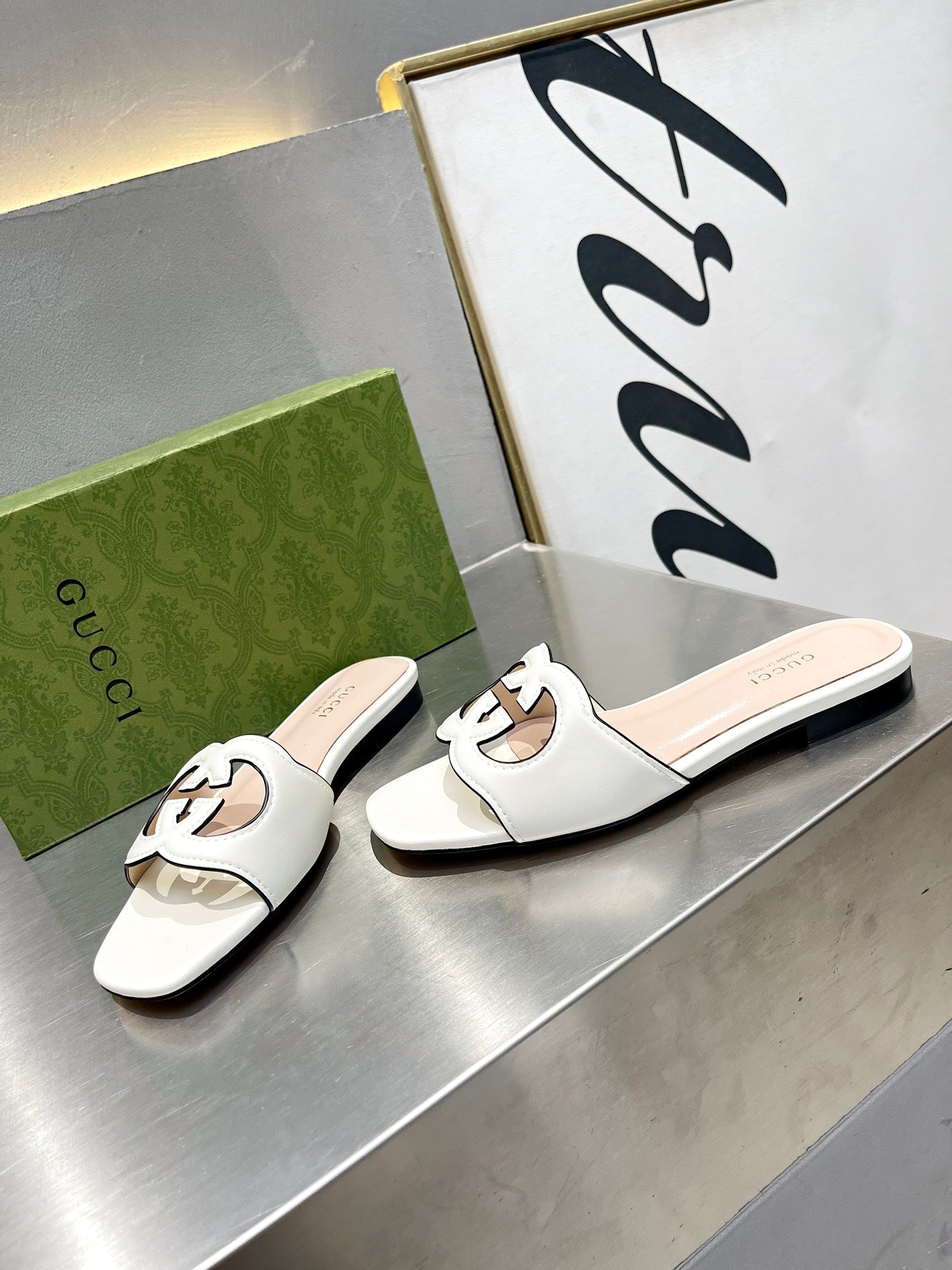 Pronta Entrega – Sandália Modelo Gucci de Couro com Logo Vazado