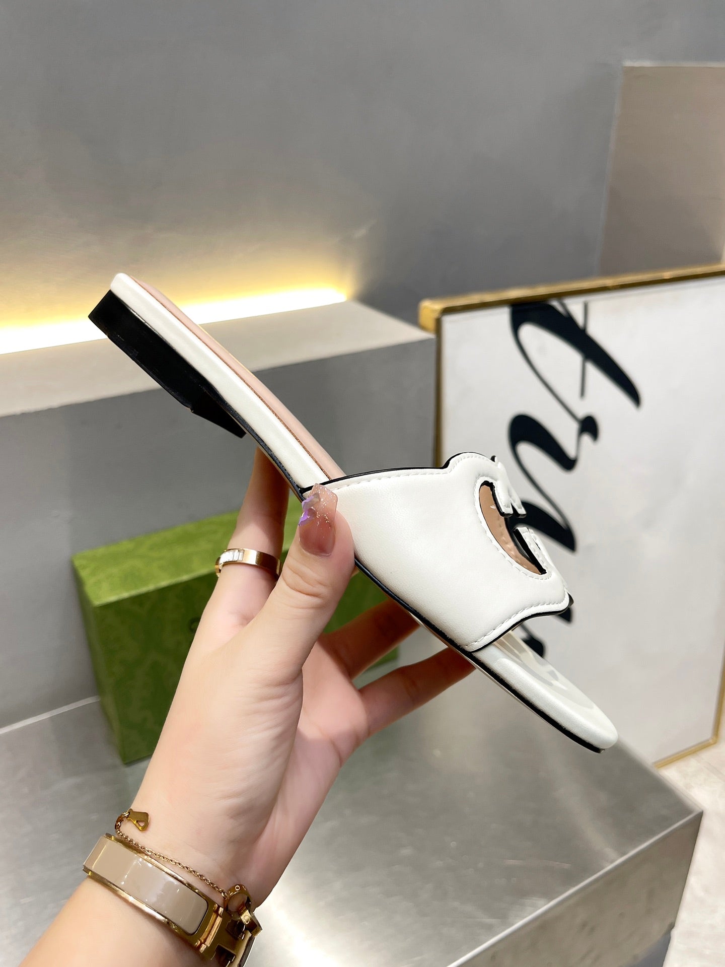 Pronta Entrega – Sandália Modelo Gucci de Couro com Logo Vazado