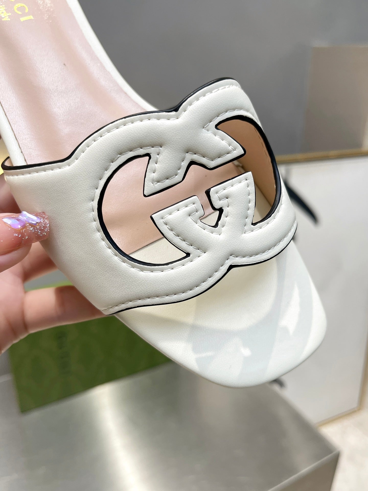 Pronta Entrega – Sandália Modelo Gucci de Couro com Logo Vazado
