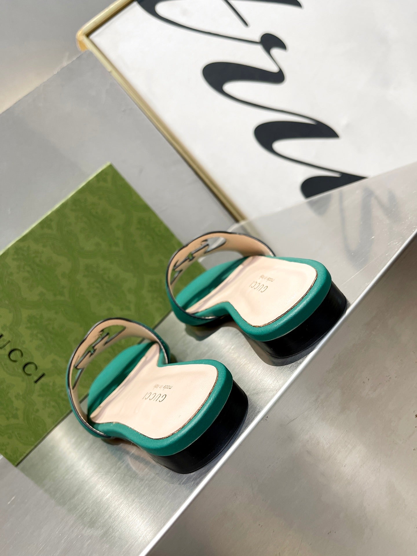 Pronta Entrega – Sandália Modelo Gucci de Couro com Logo Vazado