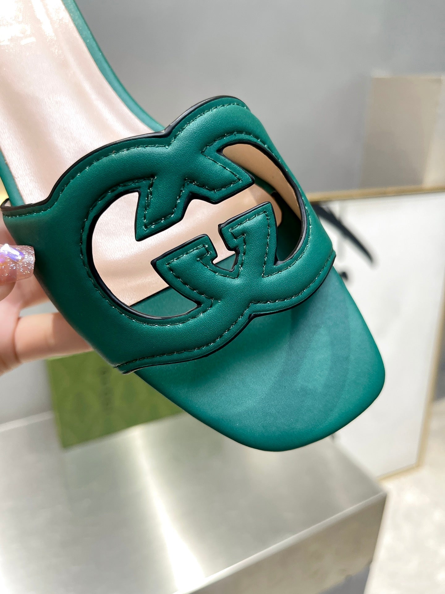 Pronta Entrega – Sandália Modelo Gucci de Couro com Logo Vazado