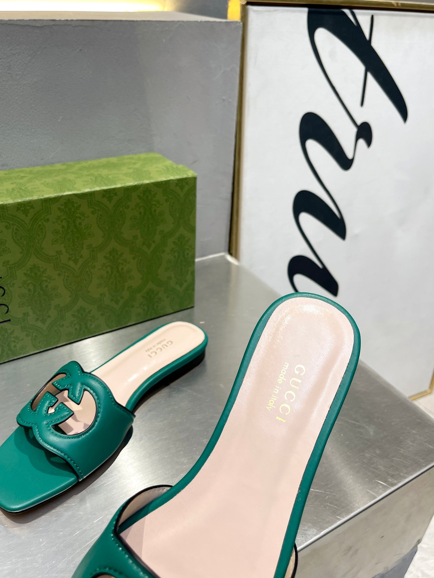 Pronta Entrega – Sandália Modelo Gucci de Couro com Logo Vazado