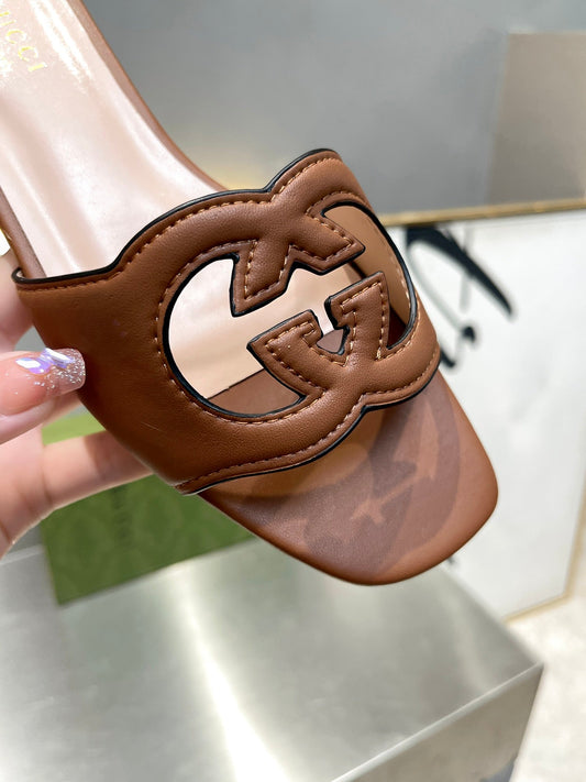 Pronta Entrega – Sandália Modelo Gucci de Couro com Logo Vazado