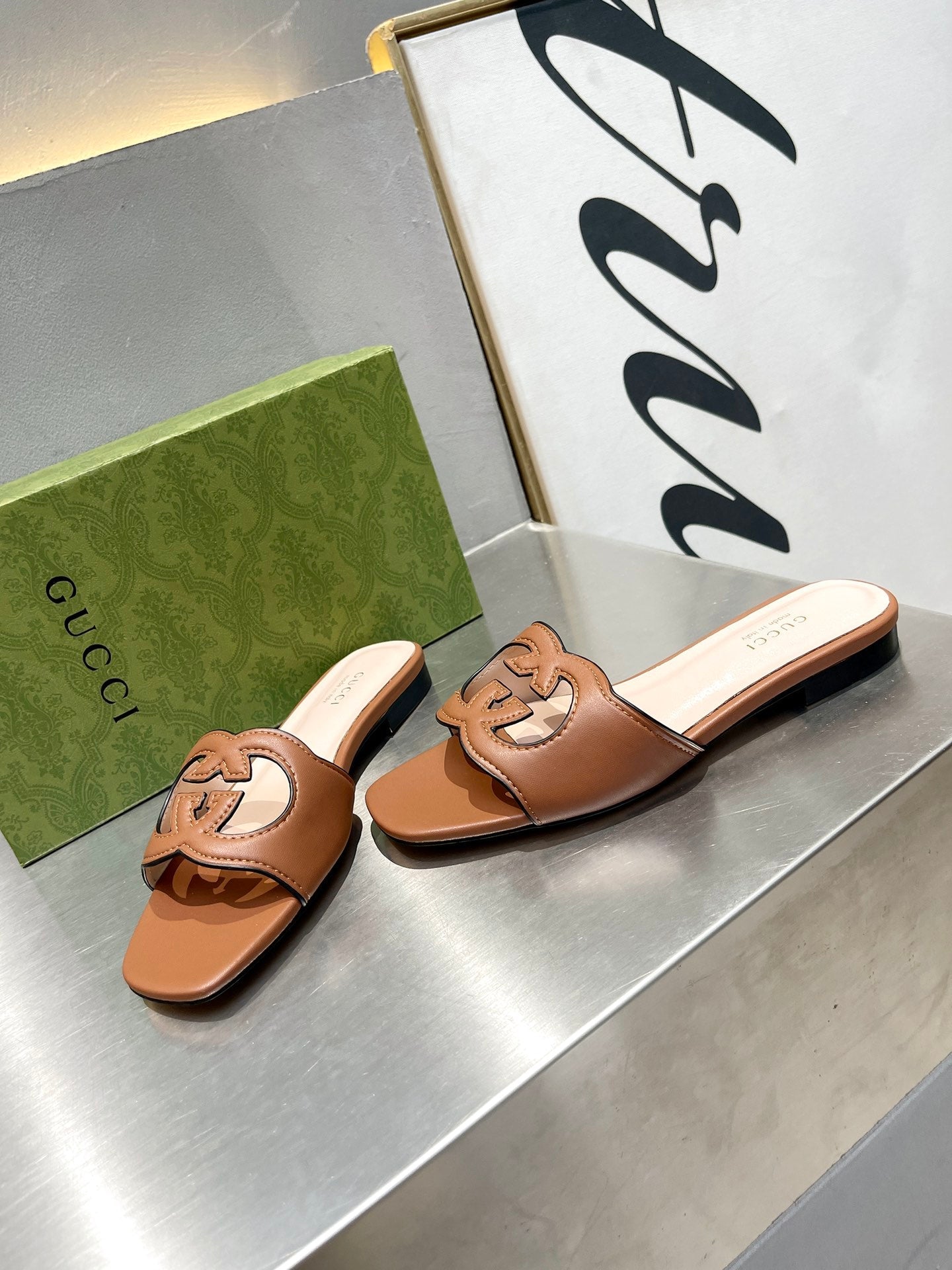 Pronta Entrega – Sandália Modelo Gucci de Couro com Logo Vazado