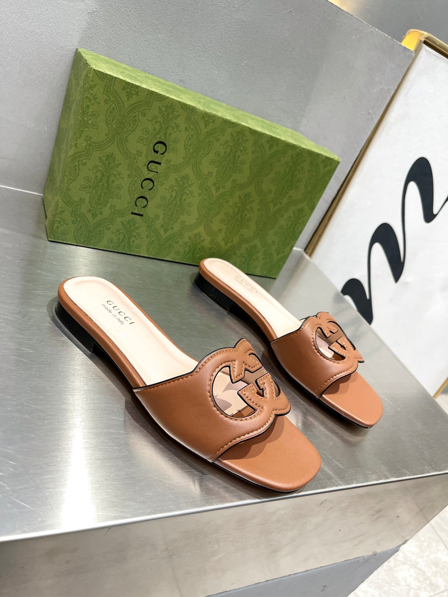 Pronta Entrega – Sandália Modelo Gucci de Couro com Logo Vazado