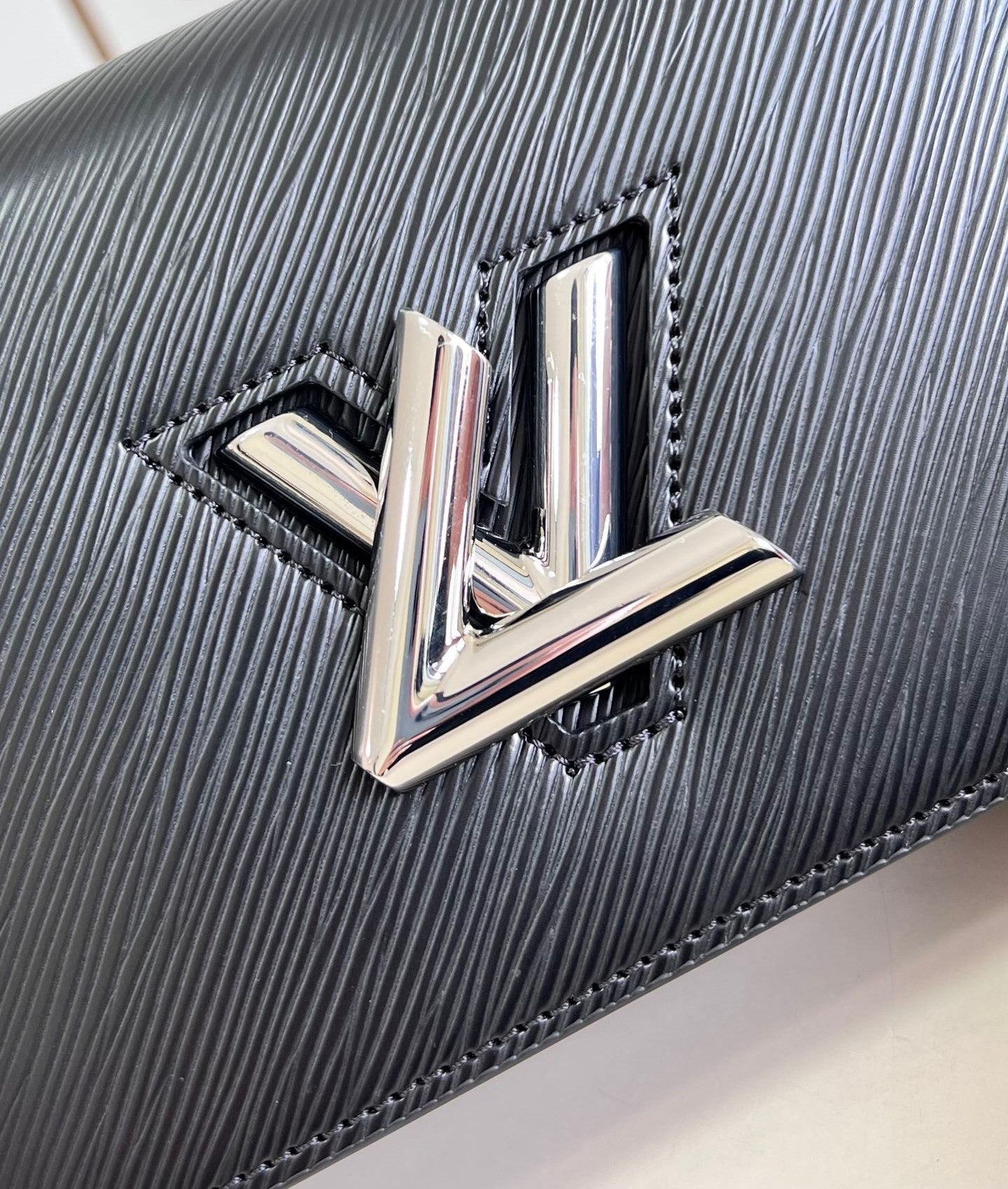 Pronta Entrega – Bolsa Louis Vuitton Twist Belt Chain Pouch