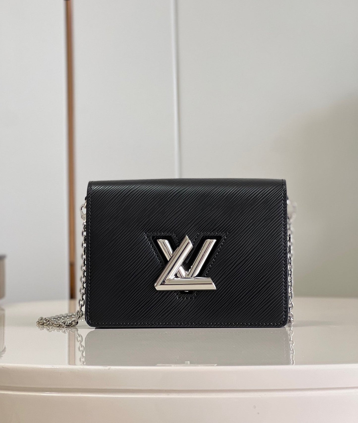 Pronta Entrega – Bolsa Louis Vuitton Twist Belt Chain Pouch