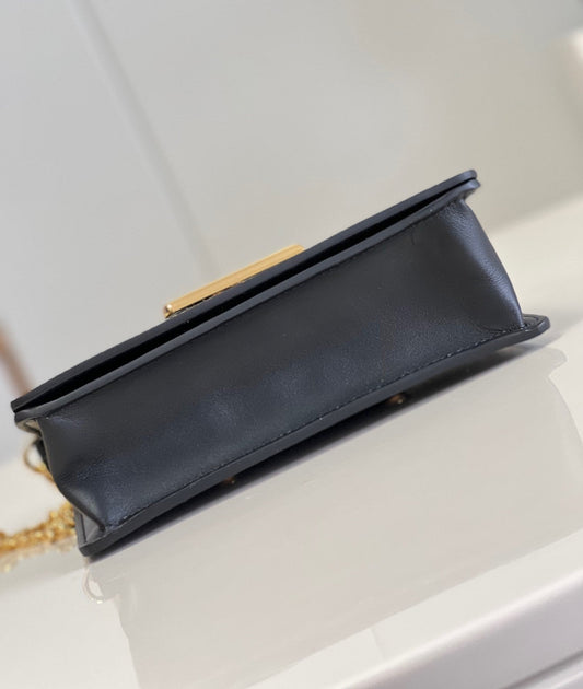 Pronta Entrega – Bolsa Louis Vuitton Twist Belt Chain Pouch