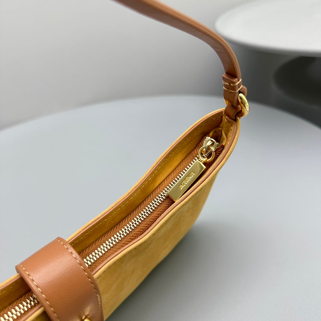 Pronta Entrega – Bolsa Modelo Jacquemus Le Bisou Cadenas de Camurça