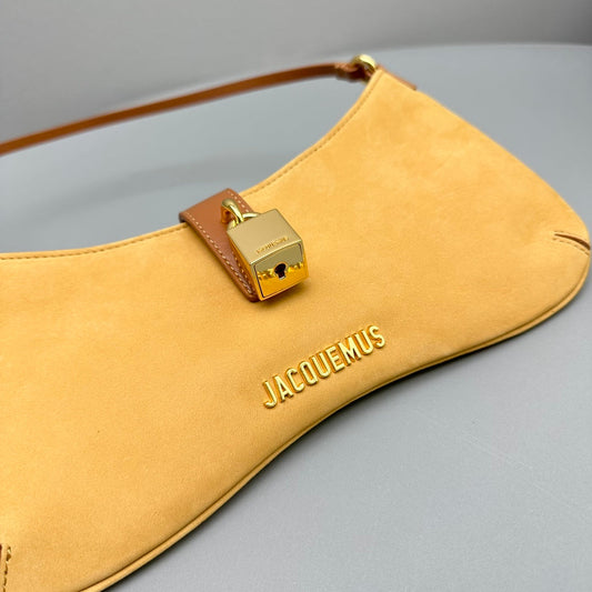 Pronta Entrega – Bolsa Modelo Jacquemus Le Bisou Cadenas de Camurça