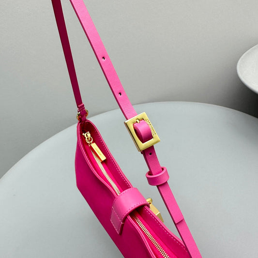 Pronta Entrega – Bolsa Modelo Jacquemus Le Bisou Cadenas de Camurça
