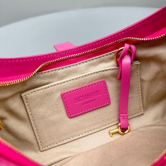 Pronta Entrega – Bolsa Modelo Jacquemus Le Bisou Cadenas de Camurça