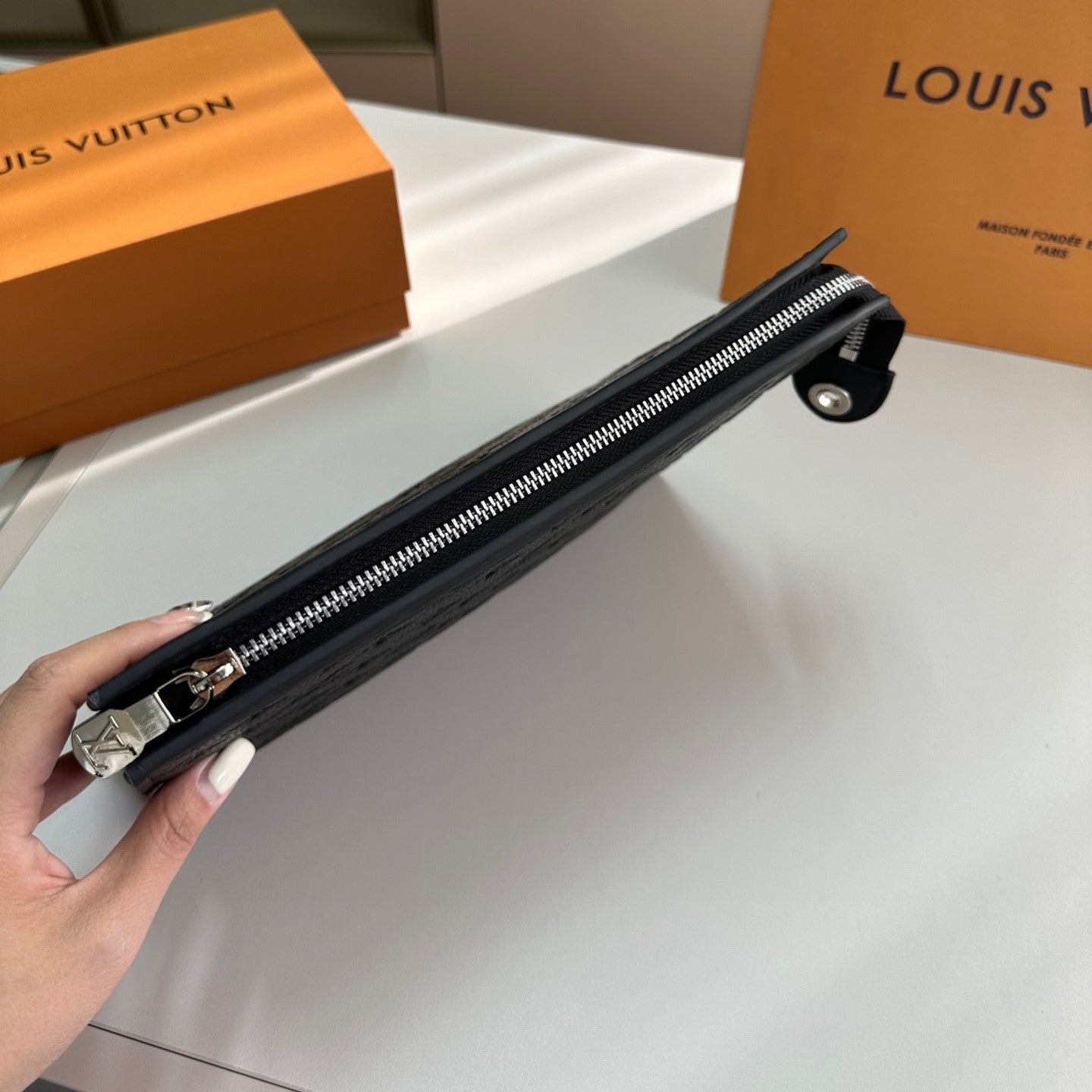 Pronta Entrega – Bolsa Modelo Loui Vuitton  Pochette Jour