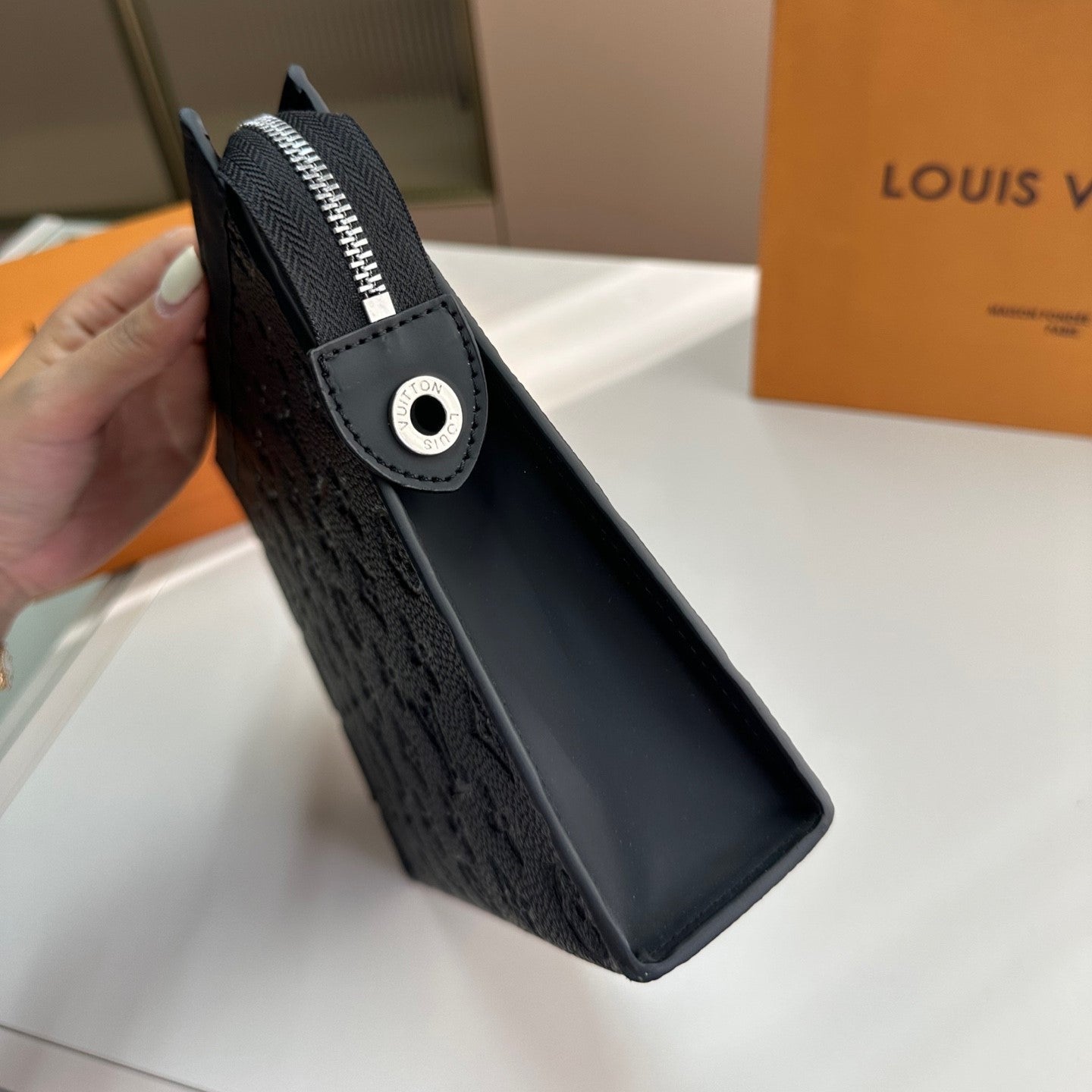 Pronta Entrega – Bolsa Modelo Loui Vuitton  Pochette Jour