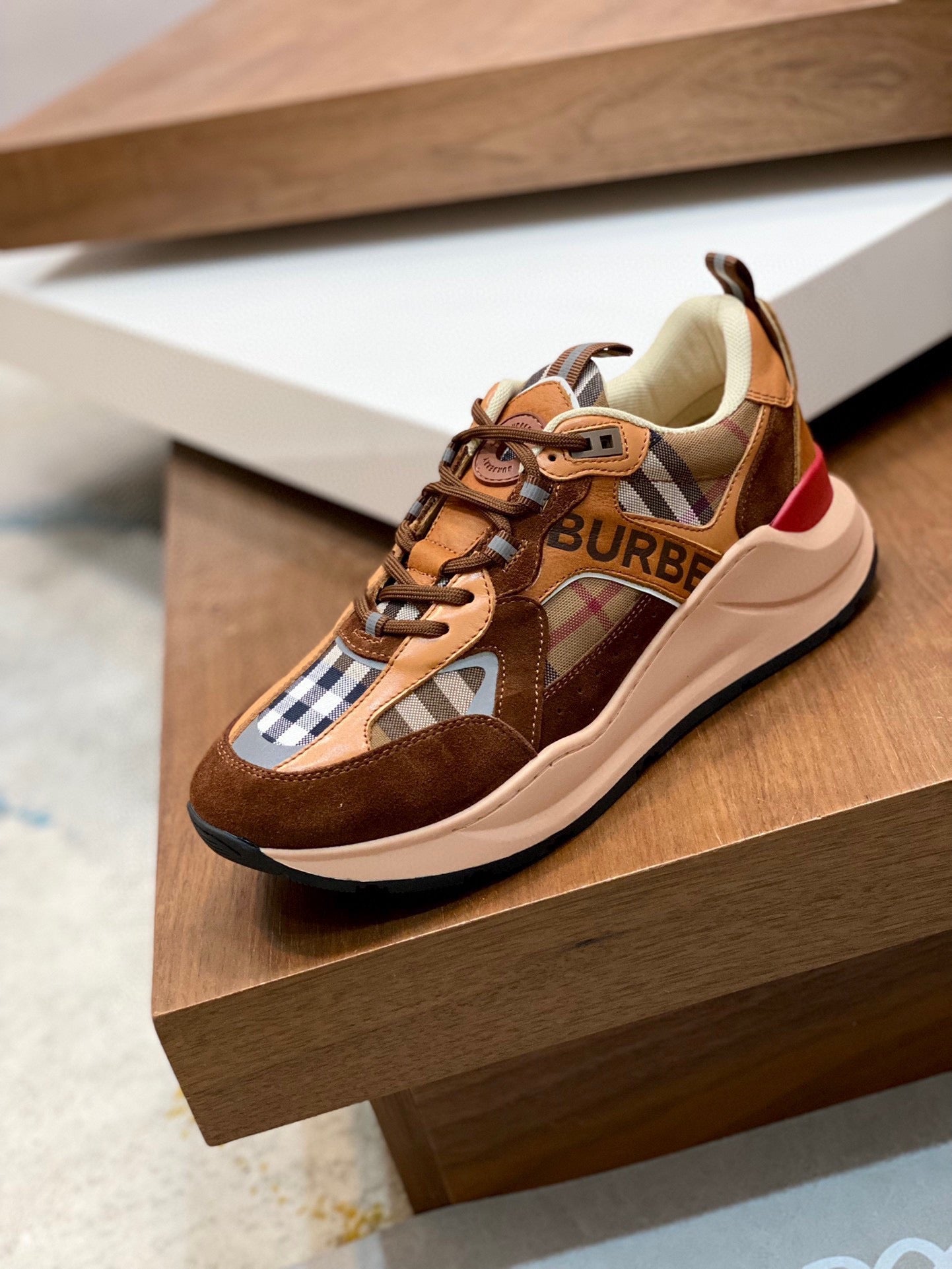 Pronta Entrega – Tênis Modelo Burberry