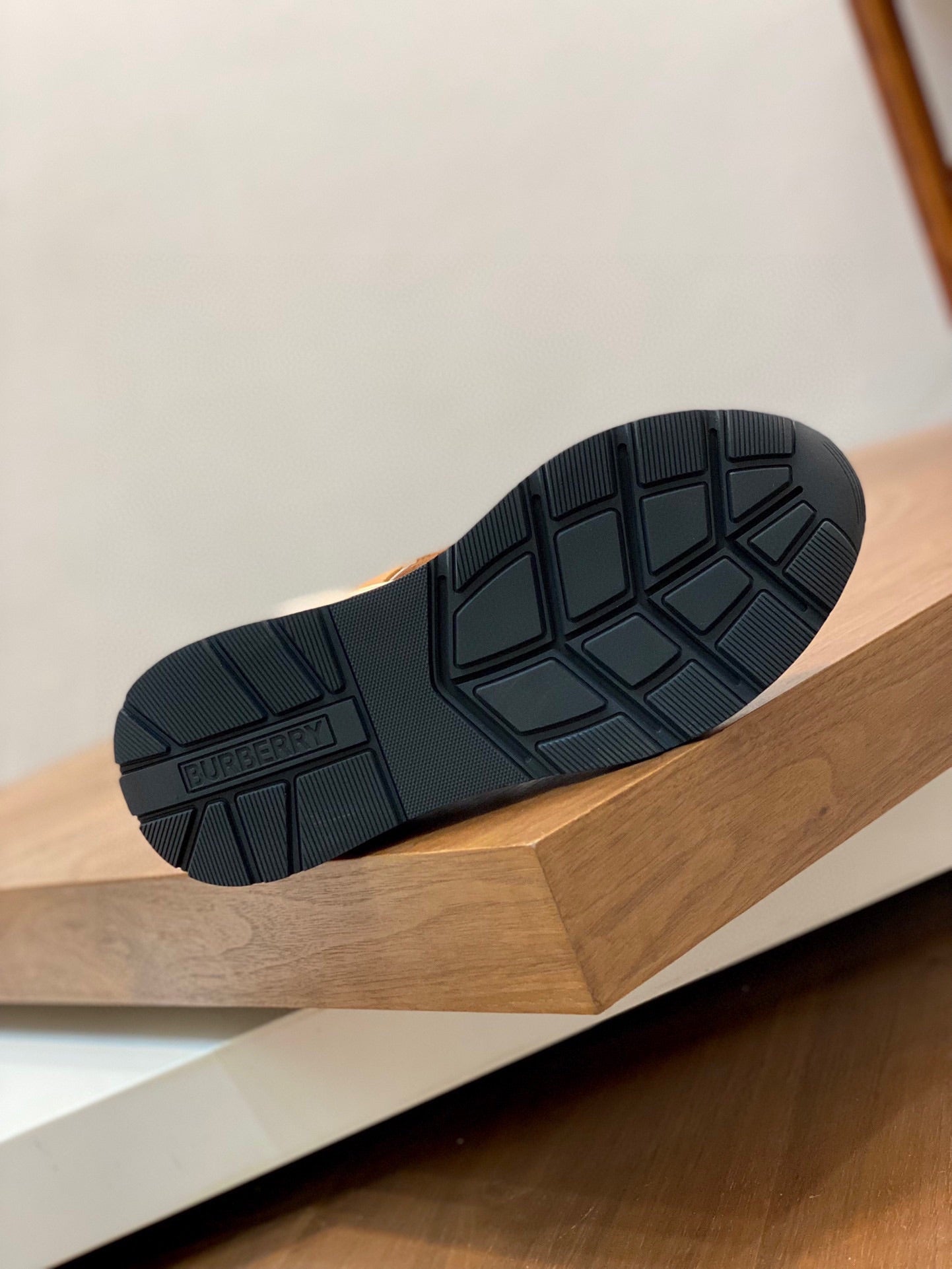Pronta Entrega – Tênis Modelo Burberry