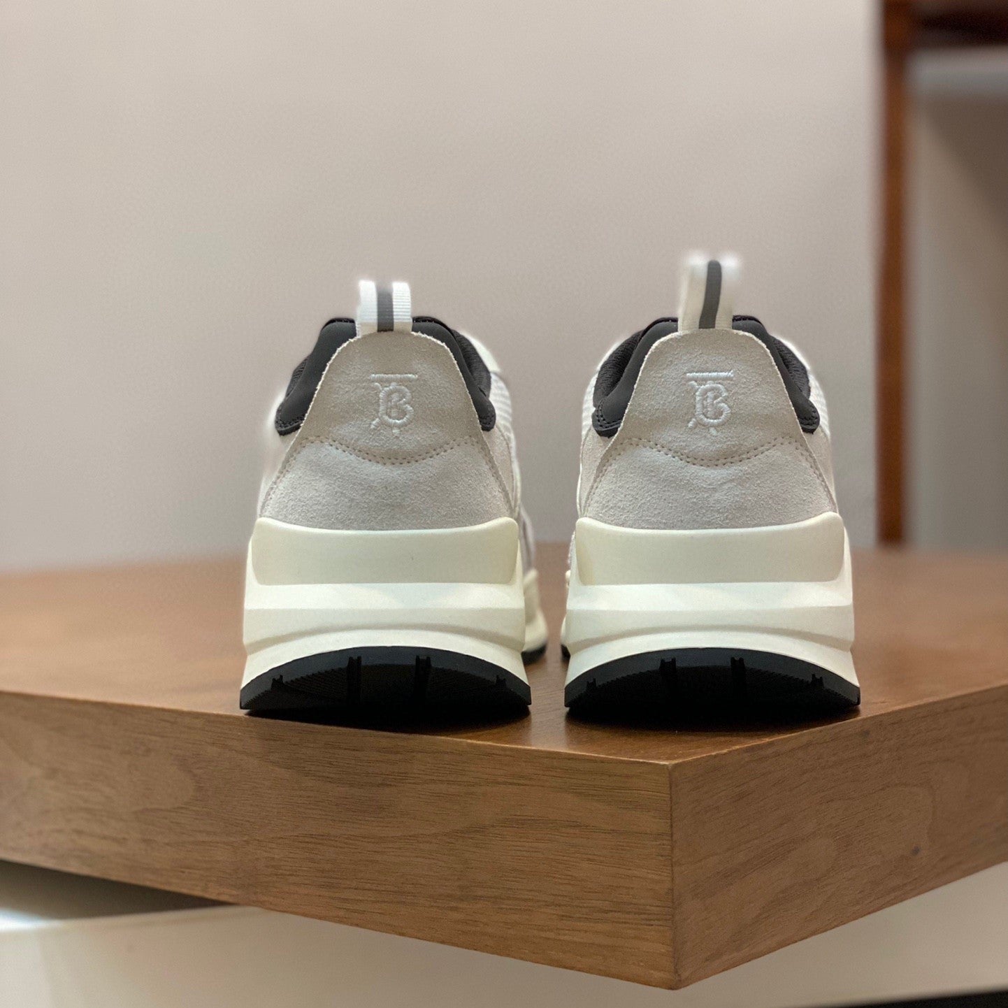 Pronta Entrega – Tênis Modelo Burberry