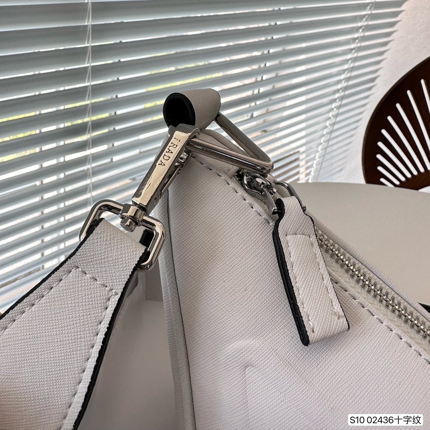 Pronta Entrega – Bolsa Modelo Prada Tiracolo com Placa de Logo