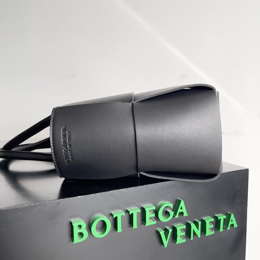 Pronta Entrega – Bolsa Modelo Bottega Arco